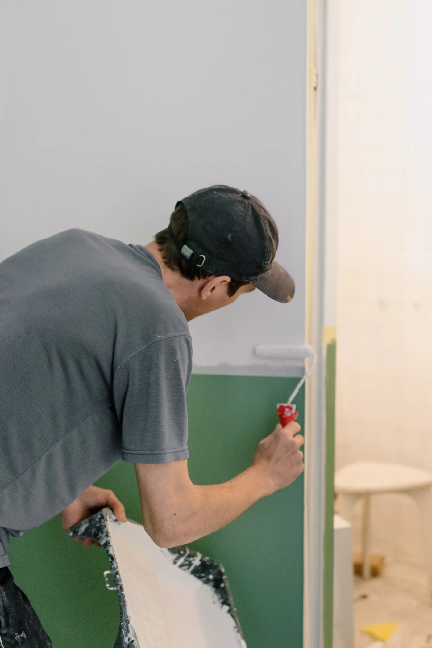 Artisan peintre sur un chantier