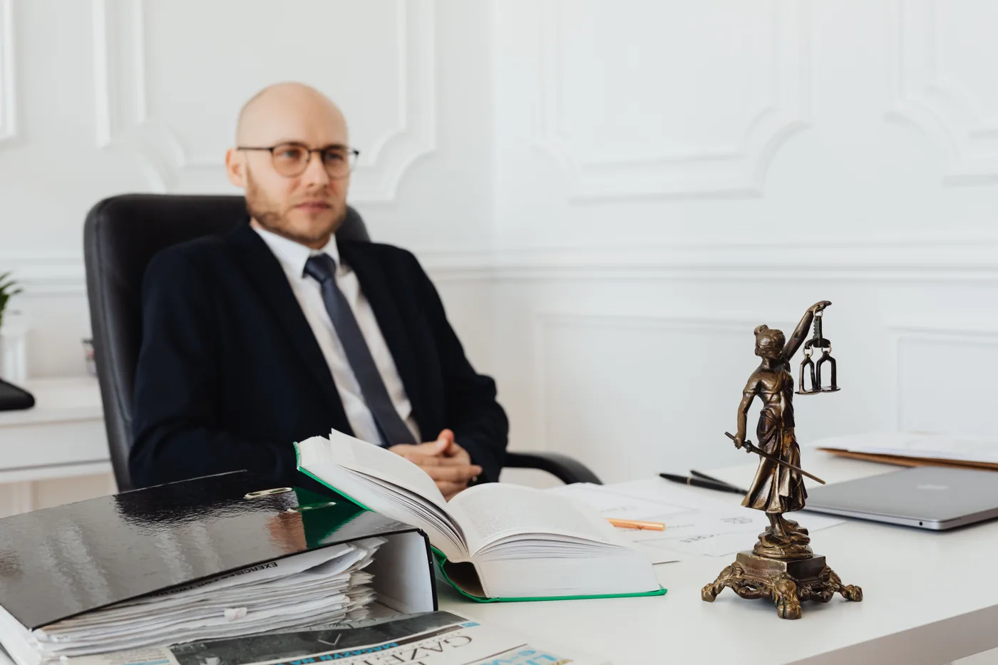 Avocat dans son cabinet