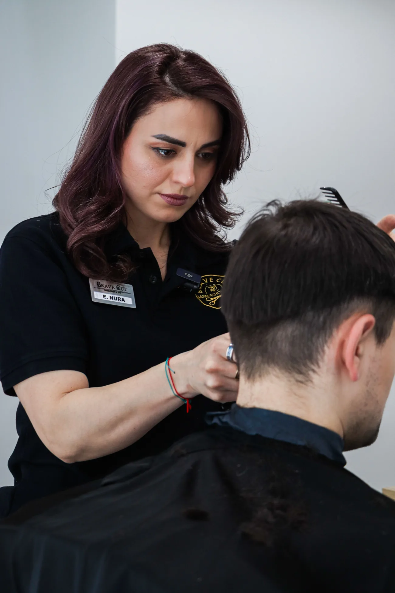 Coiffeur-barbier en train de coiffer un client